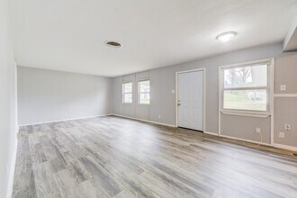 6837 St Olaf Dr in Berkeley, MO - Building Photo - Building Photo