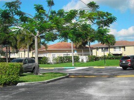 10080 Twin Lakes Dr in Coral Springs, FL - Building Photo