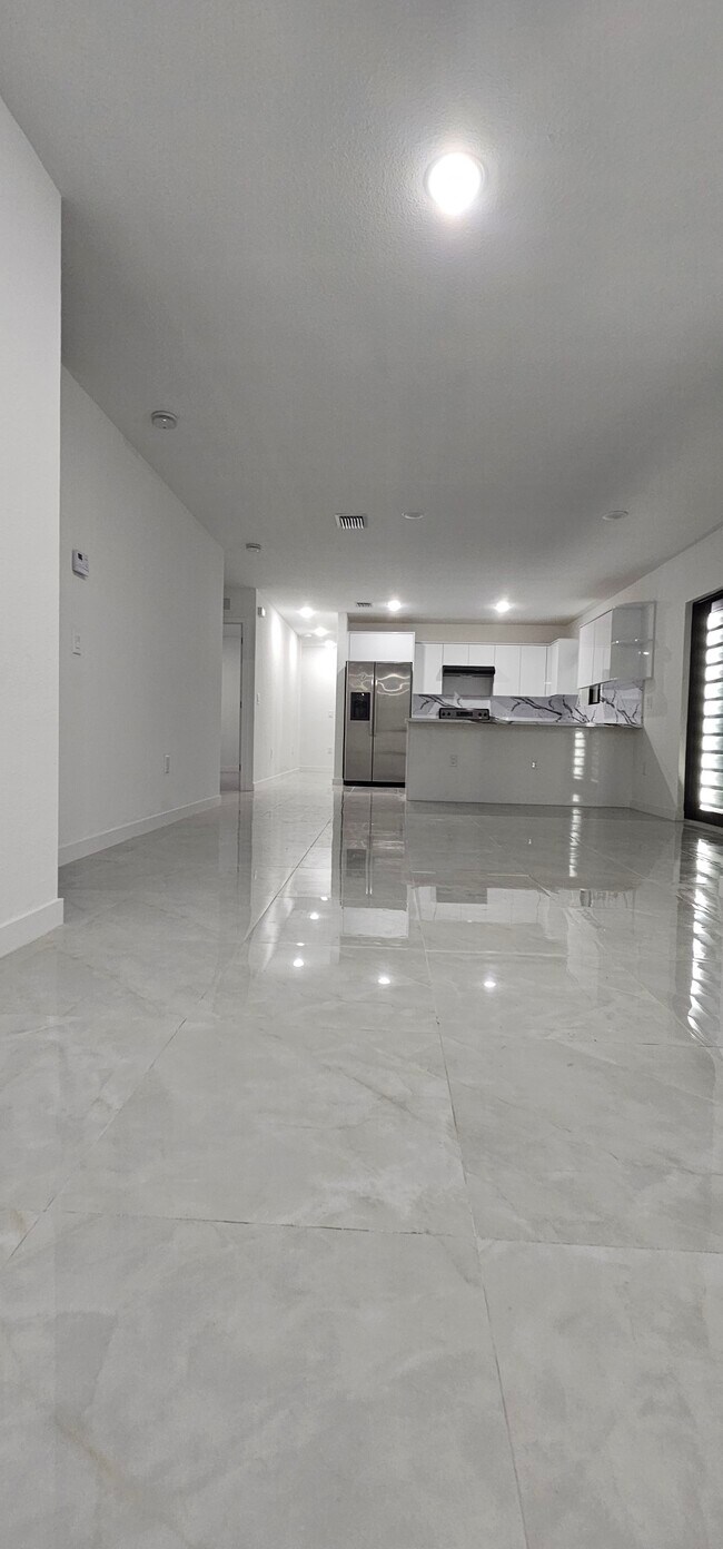 2976 NW 48th St in Miami, FL - Building Photo - Building Photo