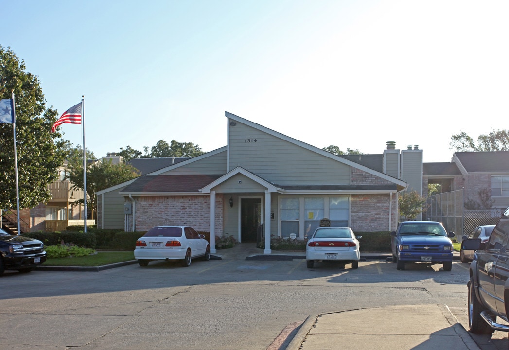 West Wind Apartments in Irving, TX - Building Photo