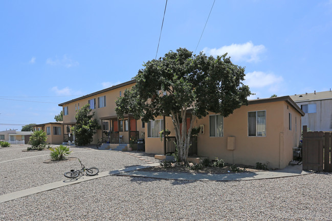 2084-2094 Burroughs St in San Diego, CA - Building Photo - Building Photo