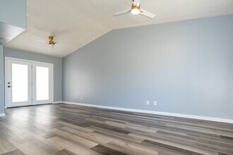 8918 Elmcreek Dr in Louisville, KY - Building Photo - Building Photo