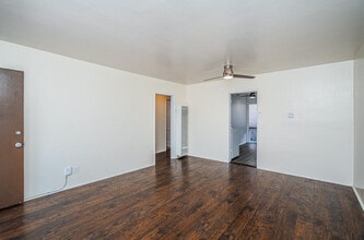 4821 Jumano Ave in San Diego, CA - Foto de edificio - Building Photo