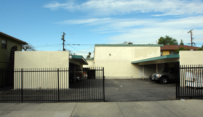 2303 Mountain View Ave in San Bernardino, CA - Foto de edificio - Building Photo