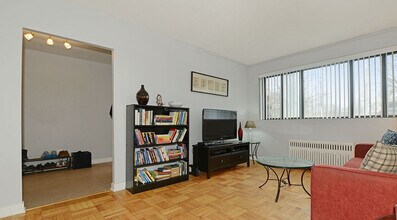 501 Mt Pleasant Rd in Toronto, ON - Building Photo - Building Photo