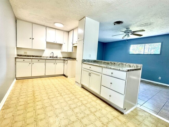 425 E Park Dr in Alvin, TX - Building Photo - Building Photo