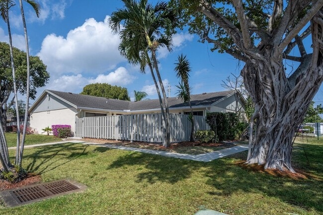 8007 Ambach Way in Hypoluxo, FL - Building Photo - Building Photo