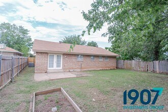 1127 Berwyck Dr in Moore, OK - Building Photo - Building Photo