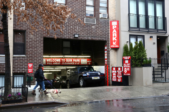 233-235 W 22nd St in New York, NY - Foto de edificio - Building Photo