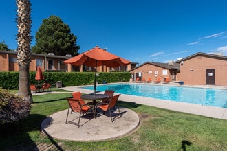 Sand Pebble Apartments in El Paso, TX - Building Photo - Building Photo