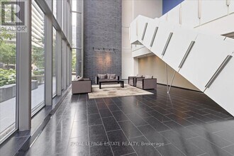 33 Charles St E in Toronto, ON - Building Photo - Building Photo