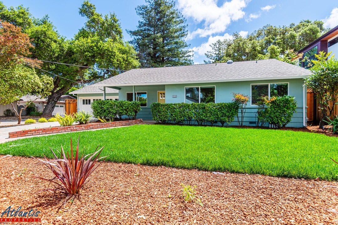 838 Woodland Ave in Menlo Park, CA - Building Photo