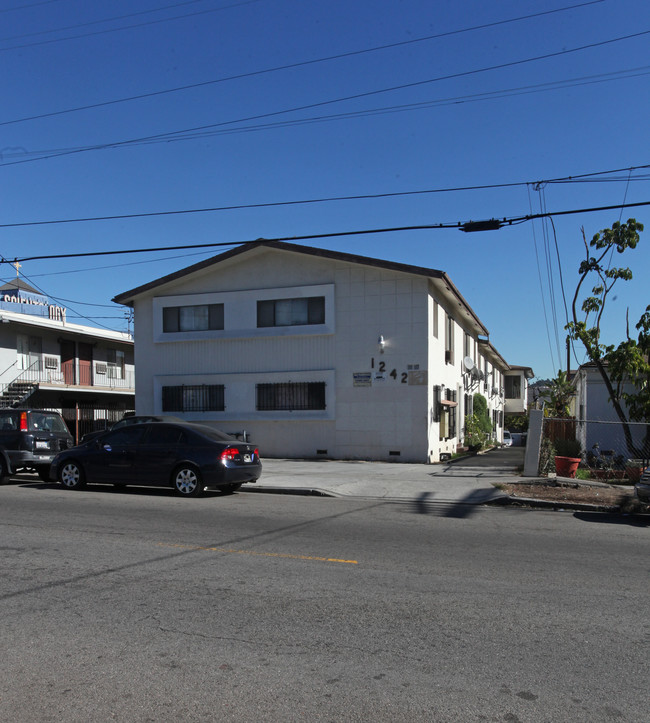 1242 N Edgemont St in Los Angeles, CA - Foto de edificio - Building Photo