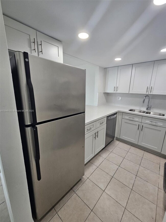 8045 NW 7th St in Miami, FL - Building Photo - Building Photo