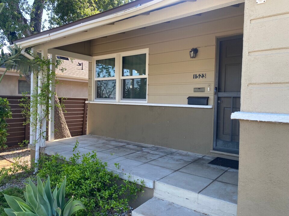 1523 N Grand Oaks Ave in Pasadena, CA - Foto de edificio