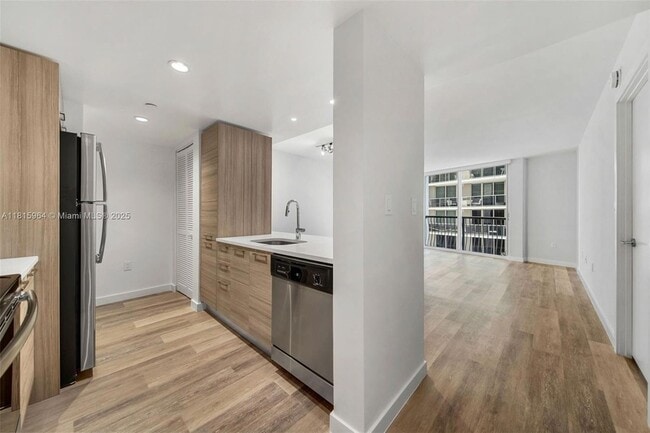 1756 N Bayshore Dr, Unit 22F in Miami, FL - Building Photo - Building Photo