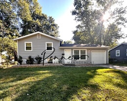 513 NW Ward Ln in Lee's Summit, MO - Building Photo