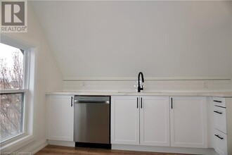 15 Greenaway Ave in Hamilton, ON - Building Photo - Building Photo