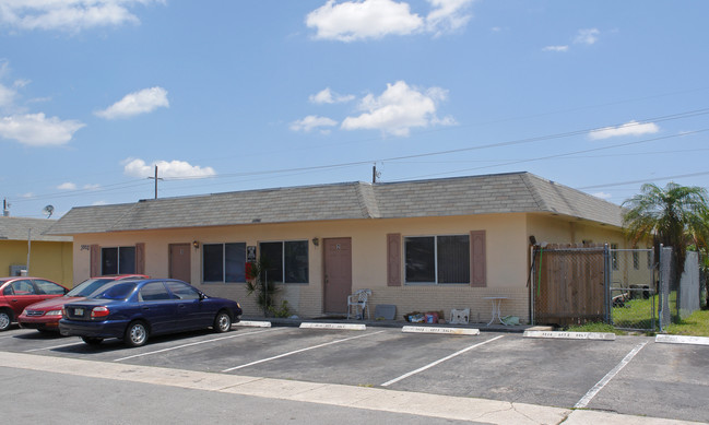 3920 NW 31st Ter in Lauderdale Lakes, FL - Building Photo - Building Photo