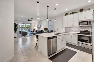 14481 Highland Center Way in Delray Beach, FL - Foto de edificio - Building Photo