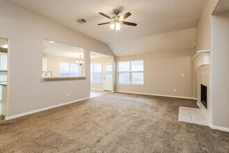 3219 Candlepine Dr in Spring, TX - Foto de edificio - Building Photo