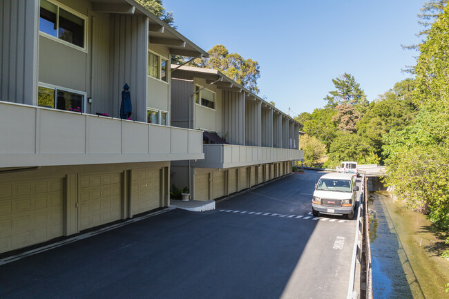 73 Brookwood in Orinda, CA - Foto de edificio - Building Photo