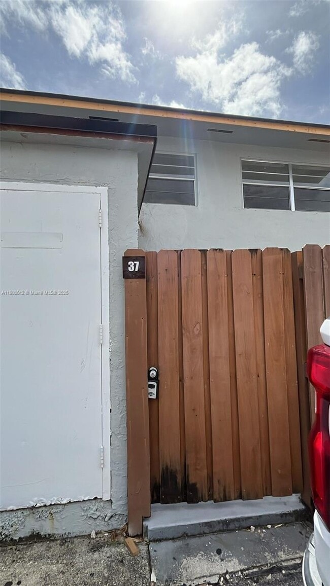 15420 SW 81st Cir Ln in Miami, FL - Building Photo - Building Photo