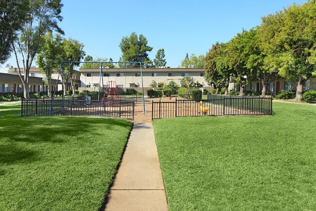 Windsong Villas in Escondido, CA - Foto de edificio - Building Photo