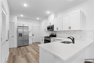 51 E Main St, Unit 210 in Bergenfield, NJ - Foto de edificio - Building Photo