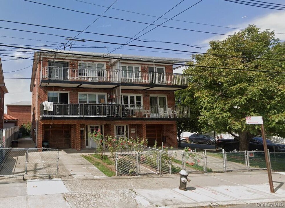 57-32 136th St in Queens, NY - Building Photo