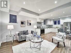 8 Tarmack Dr in Richmond Hill, ON - Building Photo