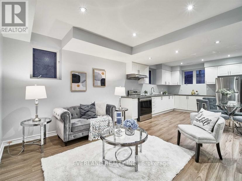 8 Tarmack Dr in Richmond Hill, ON - Building Photo