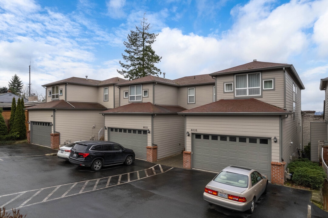 8031 000118th Ave Ne in Kirkland, WA - Building Photo