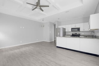 413 Newport Ave, Unit 2 in Edinburg, TX - Foto de edificio - Building Photo