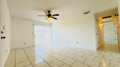 2915 Winkler Ave in Ft. Myers, FL - Building Photo - Building Photo