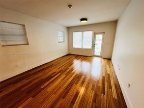 960 Bay Dr in Miami Beach, FL - Building Photo - Building Photo