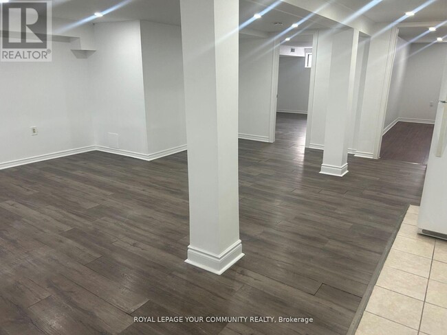 59 Davis Rd in Aurora, ON - Building Photo - Building Photo