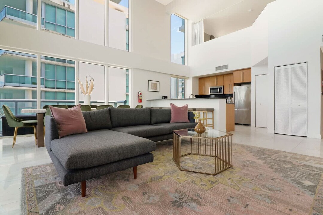 7939 East Dr in North Bay Village, FL - Building Photo