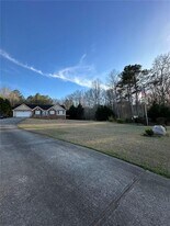 3910 Piney Brook Dr in Loganville, GA - Building Photo