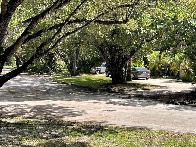 property at 1205 Mariposa Ave