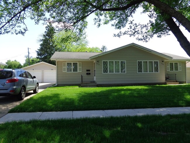 2324 Victoria Dr SW in Cedar Rapids, IA - Building Photo - Building Photo