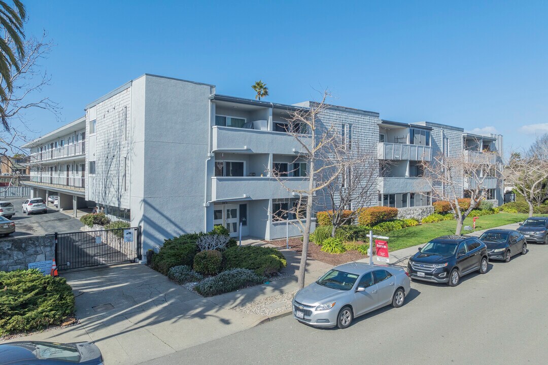 Sea Breeze in Alameda, CA - Building Photo