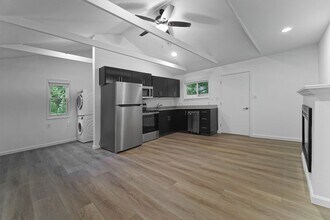 3801 SW Hamilton St-Unit -ADU in Portland, OR - Building Photo - Building Photo