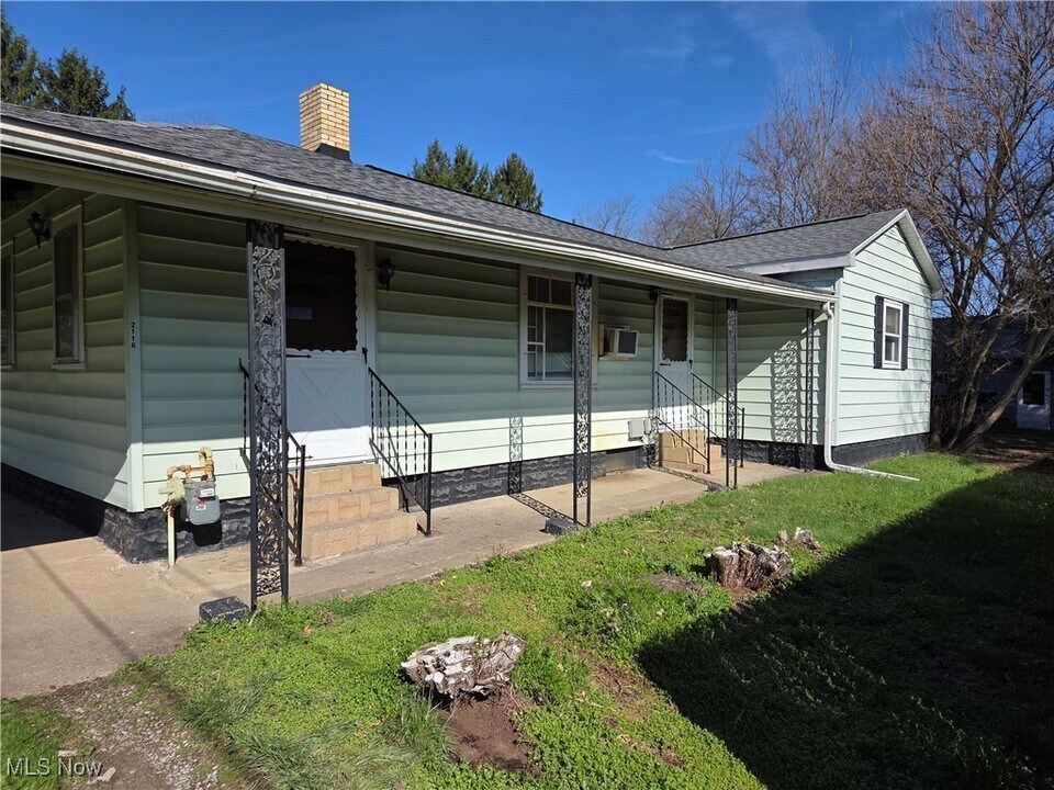 2116 Herbert St SE in New Philadelphia, OH - Building Photo