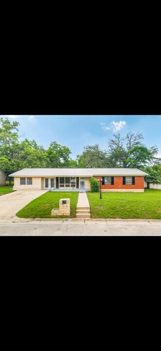 13 Perkins St in Lampasas, TX - Building Photo