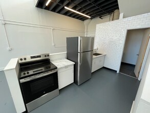 6221 Hollis St in Emeryville, CA - Building Photo - Building Photo