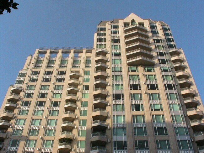 Remington Condominiums in Los Angeles, CA - Building Photo - Building Photo