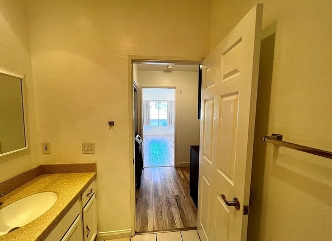 5420 Sylmar Ave in Los Angeles, CA - Building Photo - Building Photo