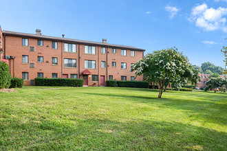 Meadowbrook Run Apartments in Washington, DC - Building Photo - Building Photo