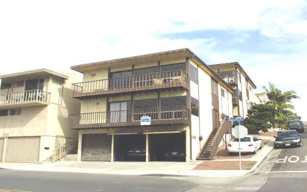 2801 Bayview Dr in Manhattan Beach, CA - Building Photo